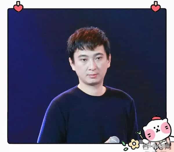 王思聪晒滑雪照,穿粉色貂皮,戴着可爱的帽子,手拿咖啡,很惬意