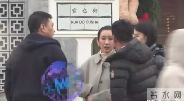 秦海璐和好友聚餐，和男友人握手分别老公不耐烦，上车叼烟好霸气