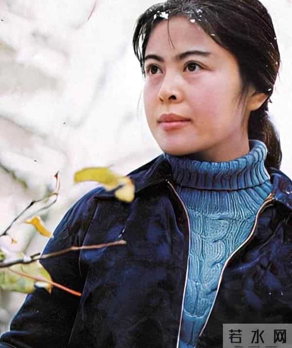 她巅峰时选择移民美国,刷盘子也没有回来,如今仍是在美打工人