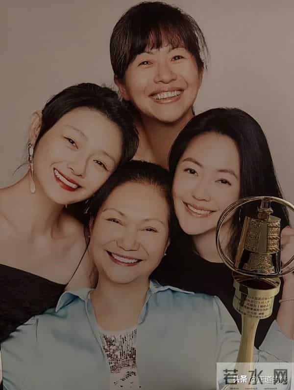 71岁S妈眼歪嘴斜 收到小S金钟奖杯大笑- 补上我的心 在家为大S设灵堂