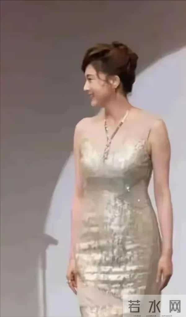 53岁藤原纪香近照曝光，长相不如方媛，但身材更饱满圆润一些
