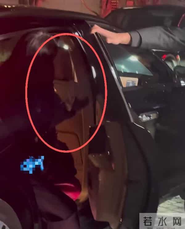 上海红毯太真实，谭卓脸肿，吉娜大小胸成谜，赵雅芝深V险走光