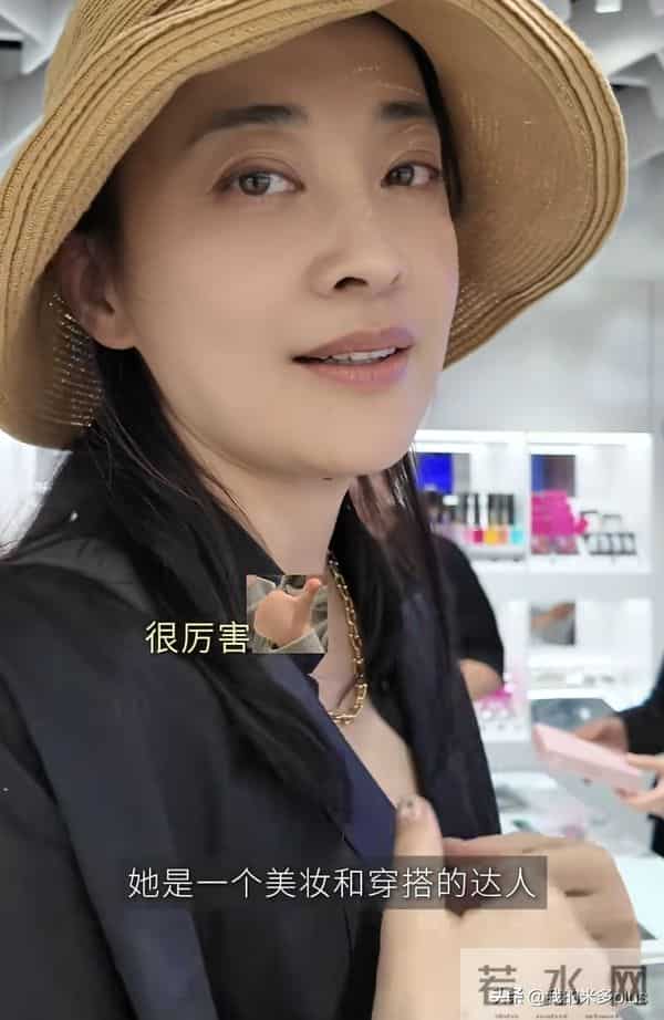 梅婷和弟媳逛街，娘家弟弟也是肿眼皮，大眼袋，12岁女儿打耳洞了