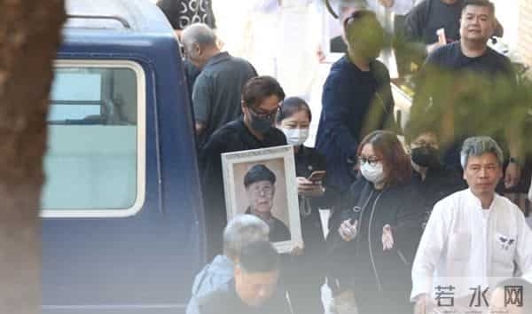 香港TVB著名男星的父亲在近日离世,他送别父亲最后一程