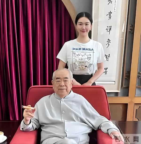 87岁范曾官宣得子，与女儿断绝关系，37岁妻子徐萌孕肚照曝光