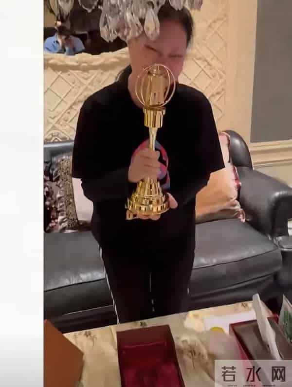 小S晒母女四人p图照!屋里摆着巨大的S照,徐妈两个举动让人心疼