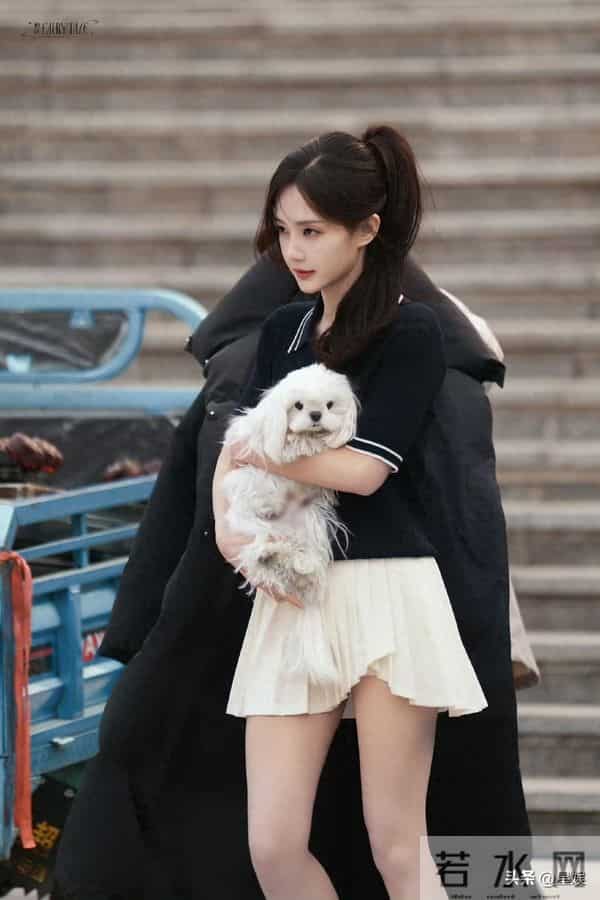 李一桐的上班日常,身着简约黑衫的她