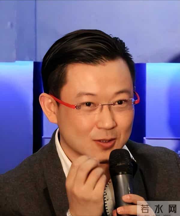 曾是上海知名主持人，辞职下海成百亿富豪，妻子还是大家熟悉的她