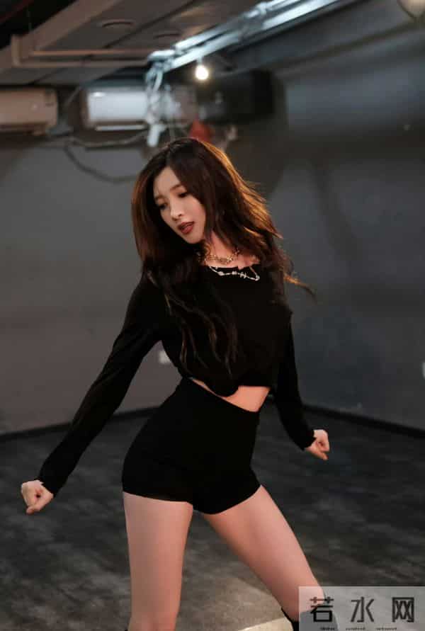 江疏影光腿穿长靴跳舞,人美身材火辣!