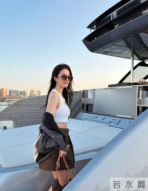 刘亦菲瘦了!她穿小背心游艇上自拍,雪白肌肤,白富美松弛又帅气