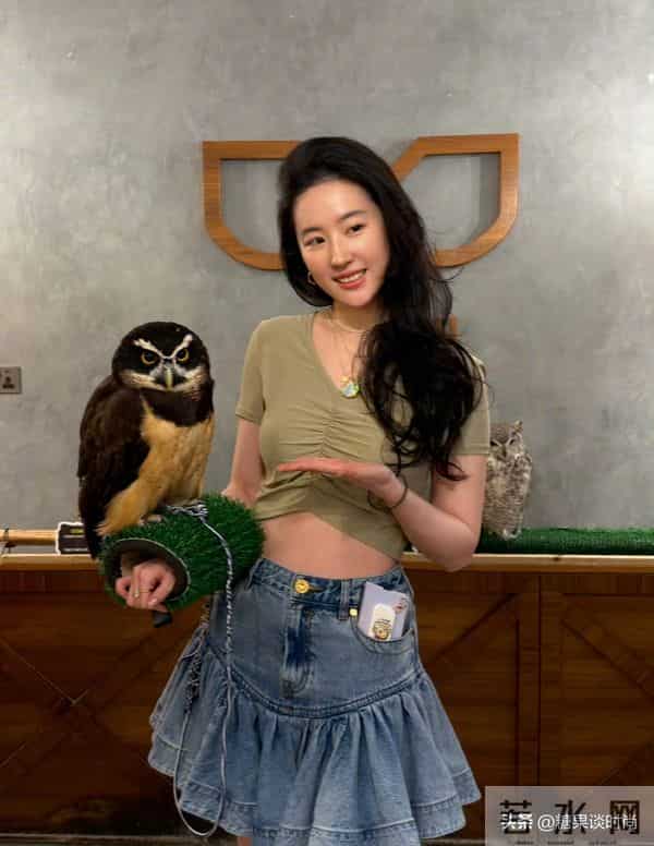 38岁刘亦菲,这170cm身高,穿抽皱T恤+牛仔短裙,真是少女范十足