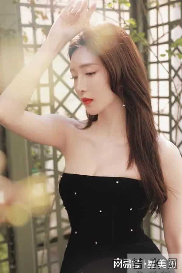 江疏影脚踩黑色一字带高跟凉鞋,大秀白皙美腿玉足