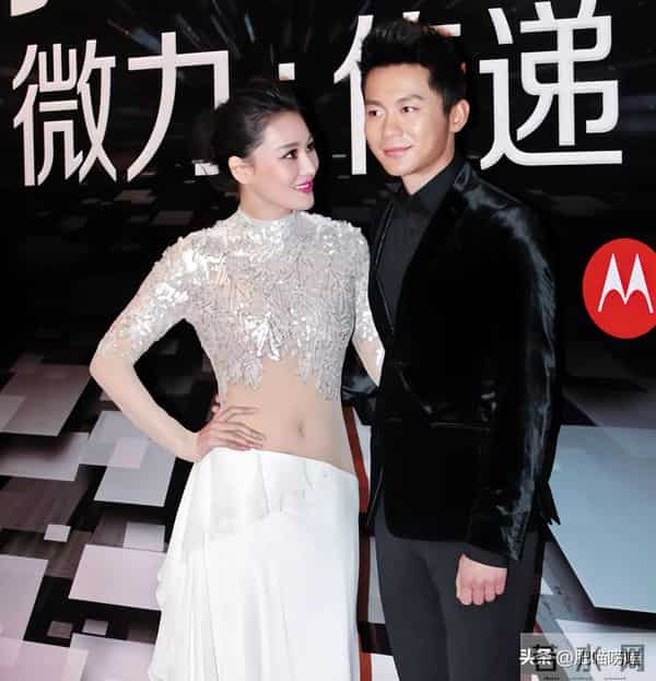 38岁张馨予晒近照,穿卫衣扎马尾似20岁,何捷真把她宠成了小女孩