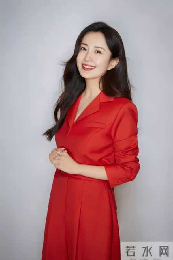 穿红色连衣裙的杨童舒