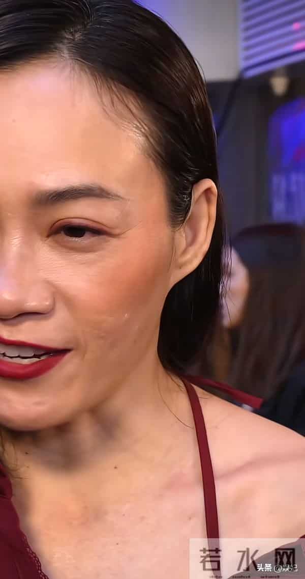 48岁杨雁雁怼脸拍!面部皱纹 白发清晰,发量挺多,自然老去也很美