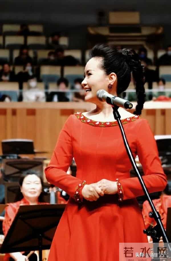 他俩原来是夫妻,她是著名歌唱家,12次上春晚,丈夫是企业董事长