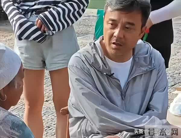 51岁汪涵现状-常年居住在长沙,穿人字拖嚼槟榔,大烟斗不离身