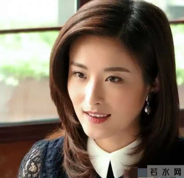 长得不够有星味,演了4次女一号也没红,如今42岁仍未婚