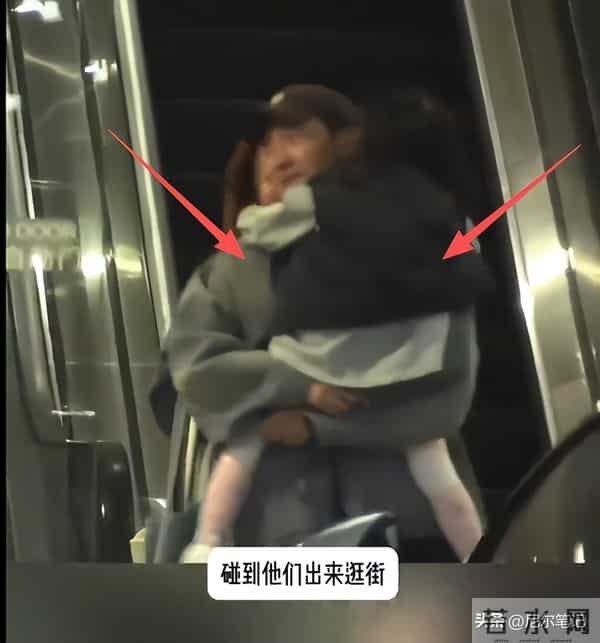 偶遇王阳带妻女逛街,抱女儿画面好温馨,老婆高斯正脸曝光引热议