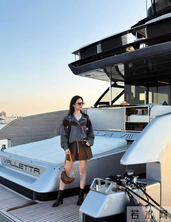 刘亦菲瘦了!她穿小背心游艇上自拍,雪白肌肤,白富美松弛又帅气