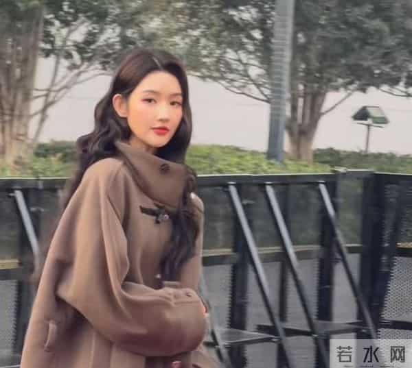 上海红毯太真实，谭卓脸肿，吉娜大小胸成谜，赵雅芝深V险走光