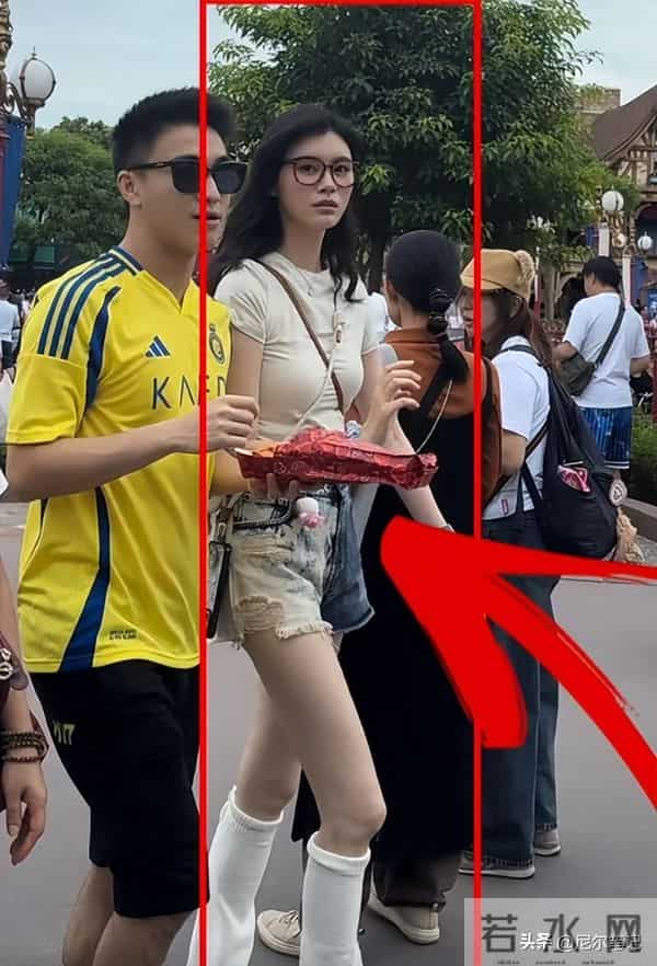 65岁梁安琪带奚梦瑶逛奢店,不敢上扶梯想走没成功,何猷君显尴尬