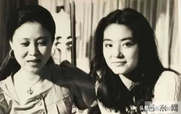 琼瑶和丈夫平鑫涛，在昆明石林旅游时，一张珍贵的合影，很浪漫