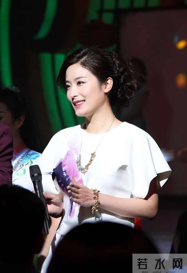 长得不够有星味,演了4次女一号也没红,如今42岁仍未婚