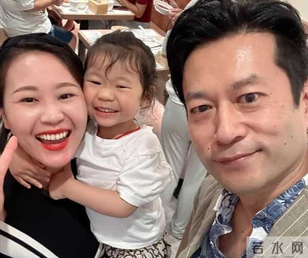 黄渤没说错,53岁未婚,为尽孝定居青岛的谭凯,已走上另一条大道