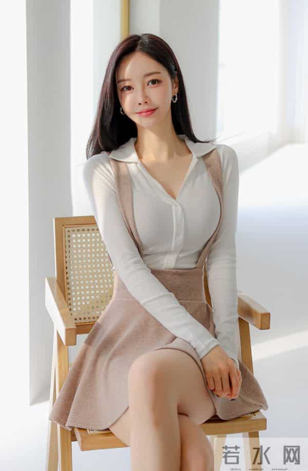 孙允珠白色衬衣短裙