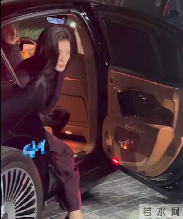 上海红毯太真实，谭卓脸肿，吉娜大小胸成谜，赵雅芝深V险走光