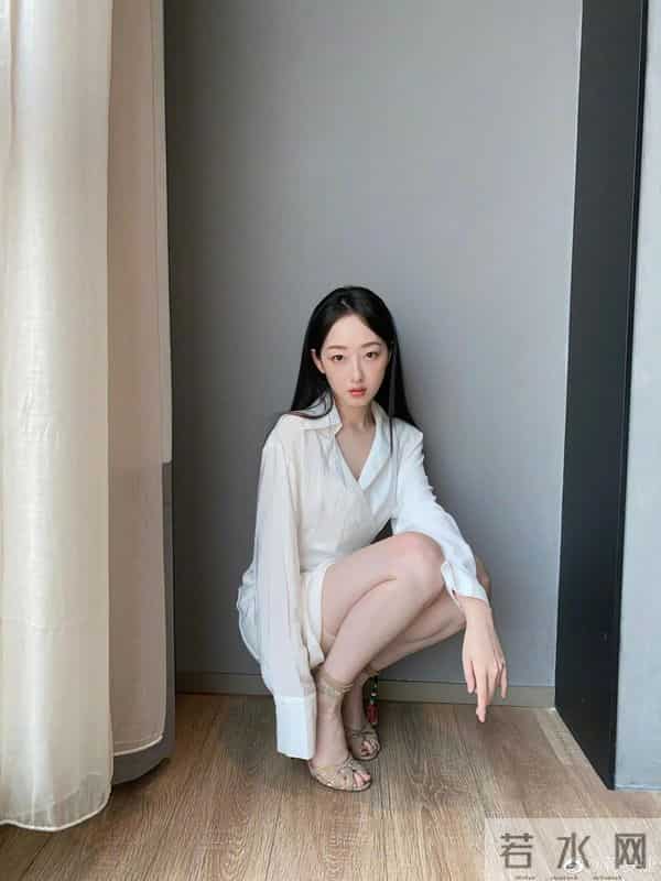 蒋梦婕喜欢蹲着拍照