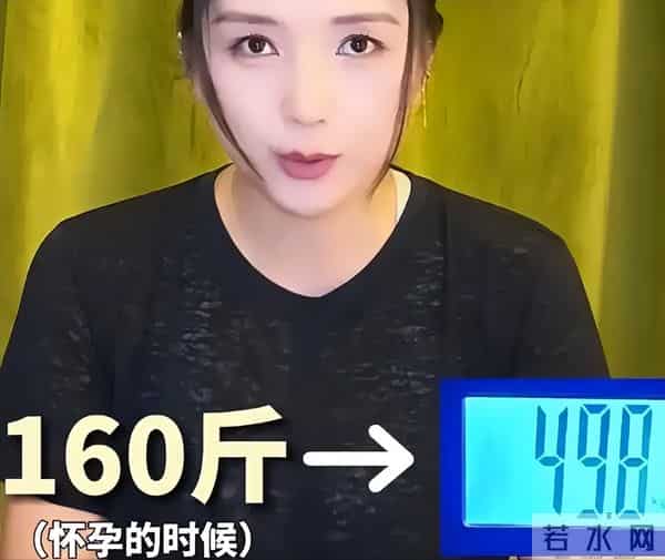 39岁何洁被嘲不忍直视, 腋下勒出副乳肚子三层肉, 养4个娃操劳疲惫