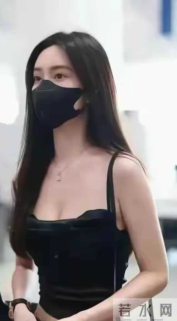 孟子义真空吊带，紧身裤现身机场，腰臀比太惊艳