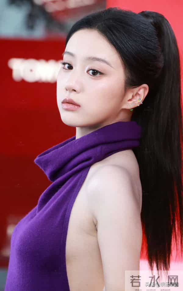 包上恩 挂脖露背紫裙造型亮相，背部线条流畅有力，不拔罐可惜了！