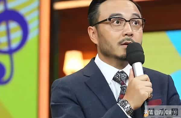 51岁汪涵现状:常年居住在长沙,穿人字拖嚼槟榔,大烟斗不离身