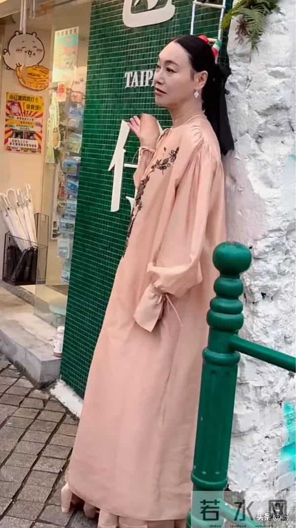 65岁惠英红澳门被偶遇，新中式连衣裙精美华丽，整体造型一言难尽