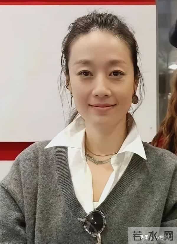 马伊琍参加上戏80周年校庆,文章话剧演出,腰伤复发