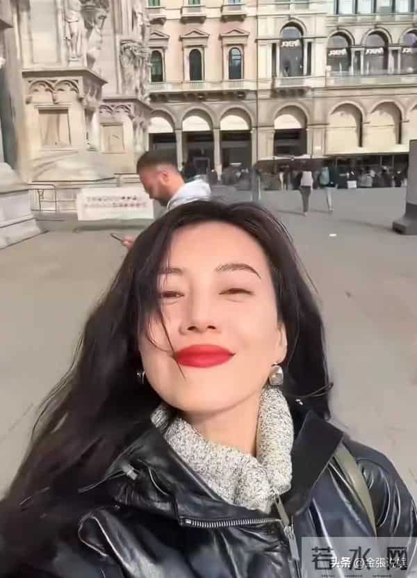 46岁高圆圆米兰街头放飞!没人认出素颜狂拍，生图状态看呆路人