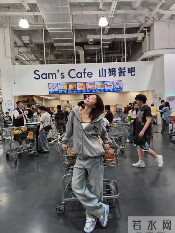 吴艳妮分享松弛生活，灰卫衣搭牛仔裤逛山姆，短发造型尽显灵动美