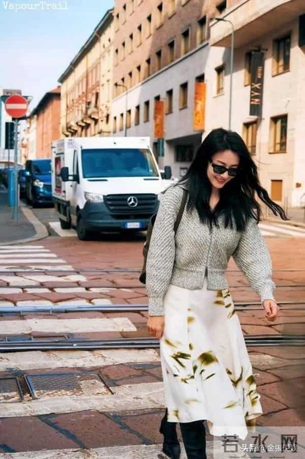 46岁高圆圆米兰街头放飞!没人认出素颜狂拍，生图状态看呆路人