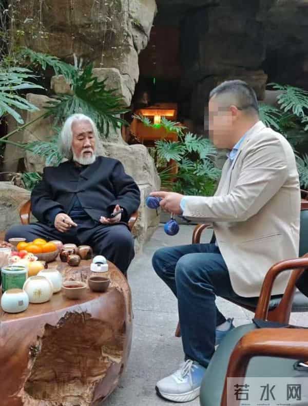 张纪中逛径山寺被偶遇!挺大肚白发显苍老,43岁杜星霖干瘪像道姑