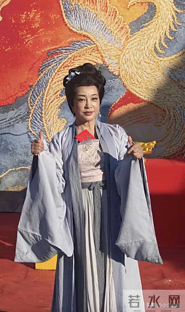 75岁刘晓庆拍短剧翻车！满脸皱纹演老太太，是真缺钱还是不服老？