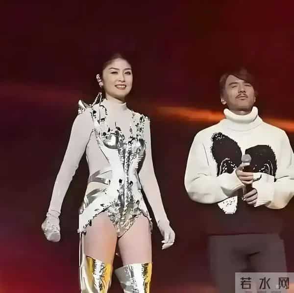 陈慧琳演唱会穿三角裤衩，五十多了合适吗？人老心不老