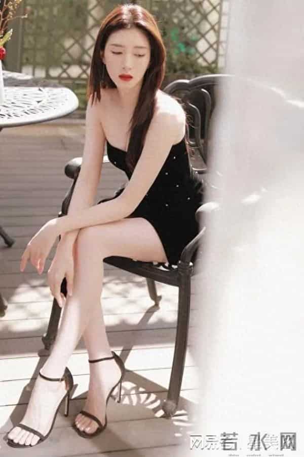 江疏影脚踩黑色一字带高跟凉鞋,大秀白皙美腿玉足