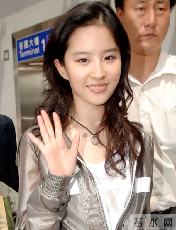 刘亦菲现身阿联酋，离开美颜滤镜，真实状态曝光，两条腿尤为吸睛