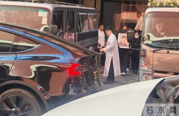 马国明父亲出殡！他手捧遗照神情哀伤，妻子汤洛雯陪伴左右