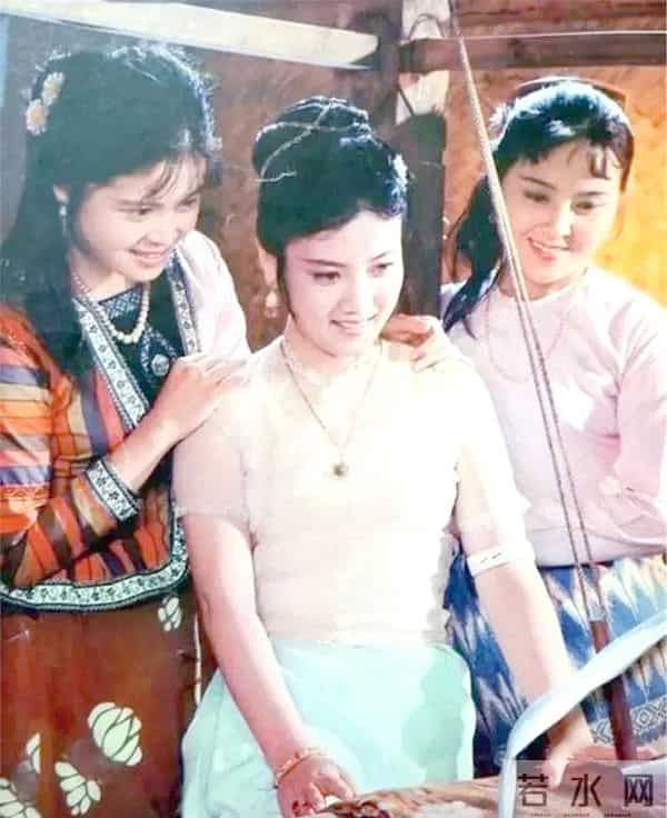 她巅峰时选择移民美国,刷盘子也没有回来,如今仍是在美打工人