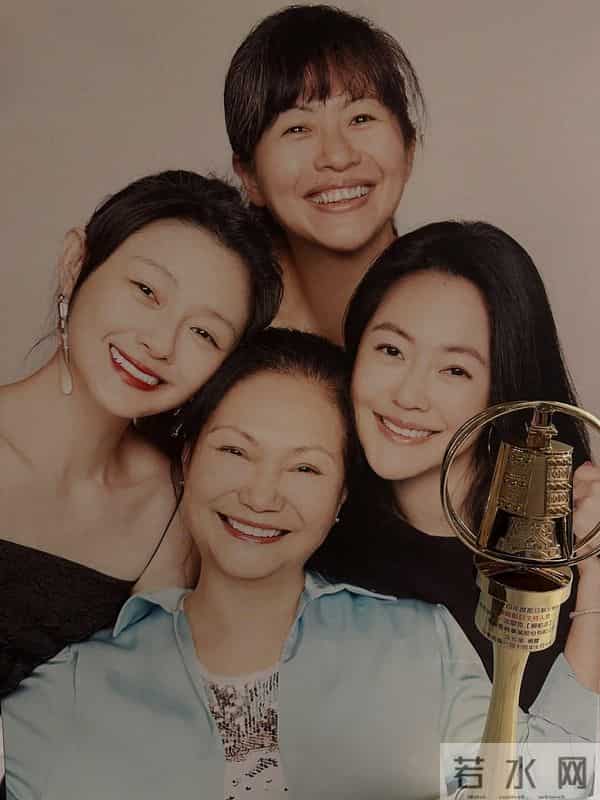 小s更新三姐妹和妈妈合照