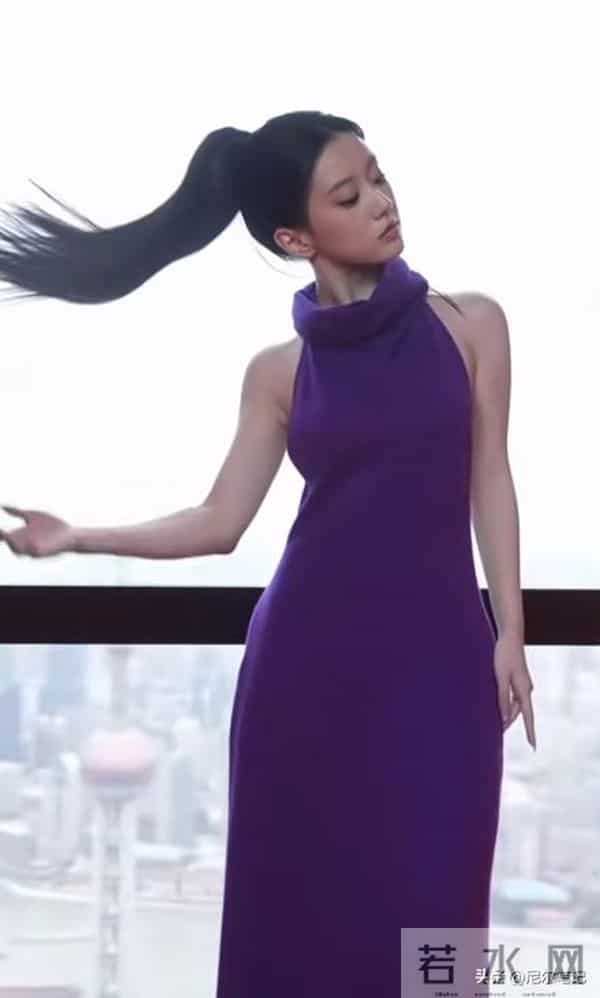 上海这一夜，搔首弄姿的彭小苒，被26岁王楚然秒了：妆再浓也白搭